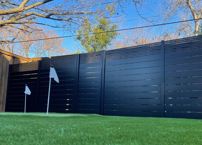 Dallas style horizontal aluminum fence and gate in an Alumission project