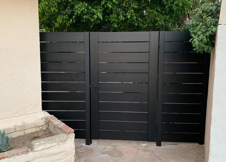 Los Angeles style horizontal aluminum fence and gate in an Alumission project