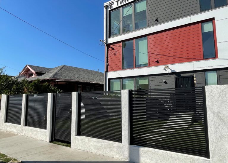 San Francisco style horizontal aluminum fence and gate in an Alumission project