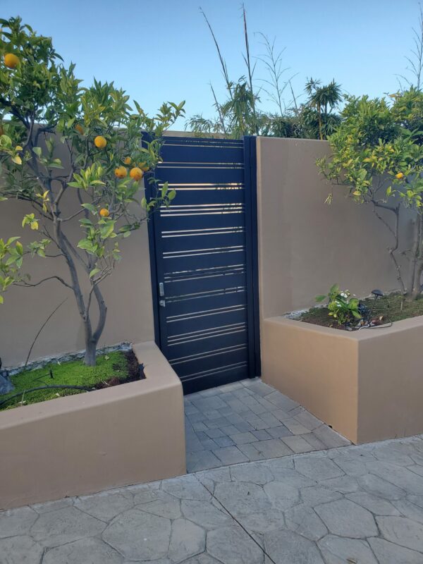 Black Aluminum horizontal entry gate in Ventura