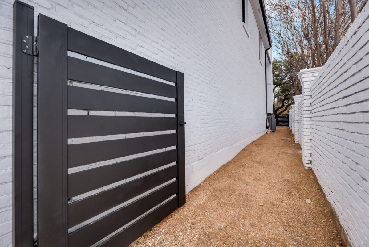 Aluminum open side gate