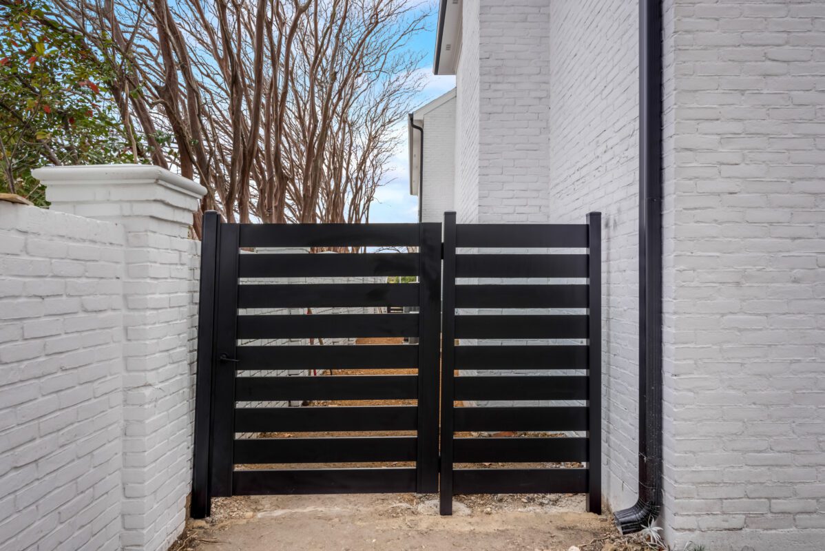 Side gate with panel